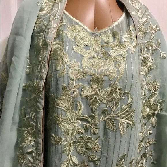 Gray georgette with gold work - Picture 2 of 2